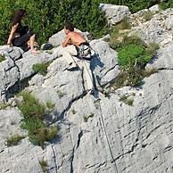 Rotsklimmer beklimt steile rotswand in de Gorges du Verdon, Provence, Frankrijk
